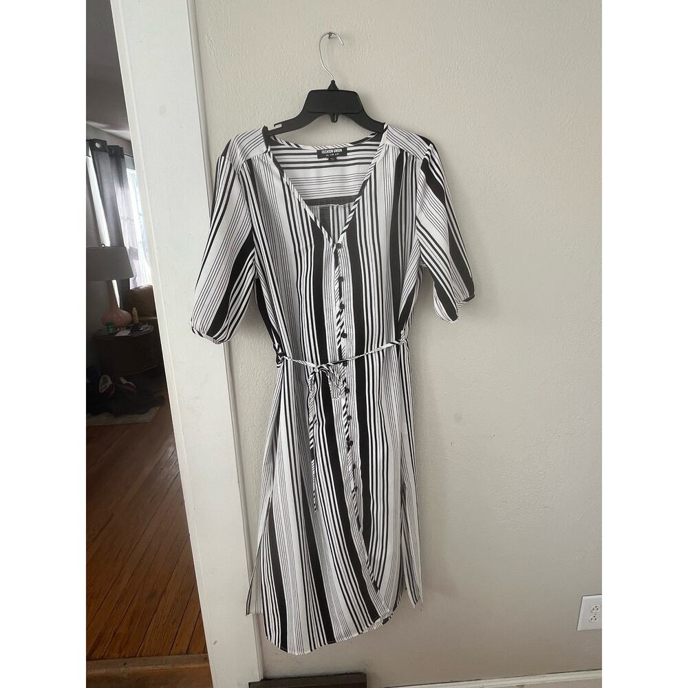 Women's Fashion Union Black and White Stripped Dress w Side Slits Size US large